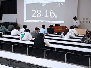 試験を受ける様子
