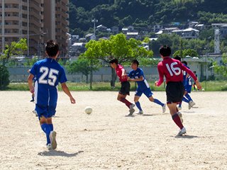 清水ヶ丘高校（赤）と練習試合です