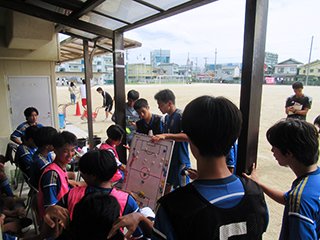 試合前にボードで確認です
