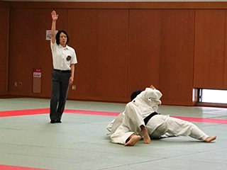 和井さん(右)、体落としで技あり後、 袈裟固めで1本勝