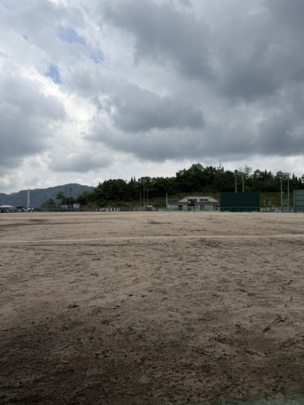 曇り空の試合会場