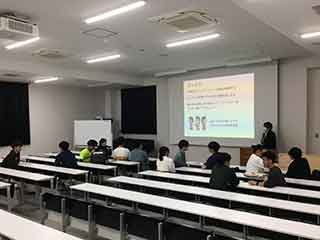 学生同士で話の聴き方を実践練習しています