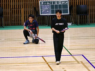 試合前の練習で最終調整する寺重俐飛さん（環境都市工学科1年：写真右） 坂口彩佑さん（電気情報工学科2年：写真左）