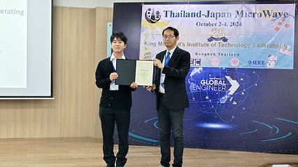 アワードセレモニーで表彰状を拝受する新浜さん