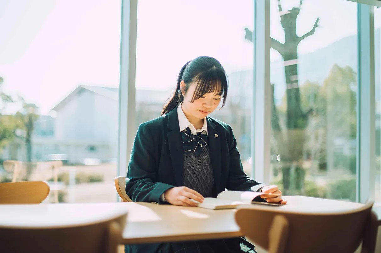 図書室で勉強中