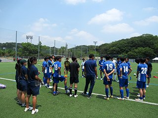 練習会場でアップ前ミーティング