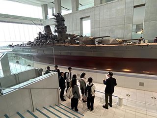 グループに分かれて見学