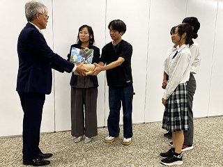 竹原市に絵本を届ける様子