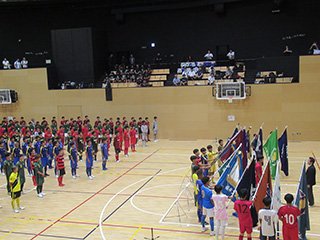 黄色ユニフォーム(奥側)の旗手が 佐藤キャプテンです
