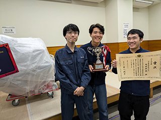 賞状とトロフィー
