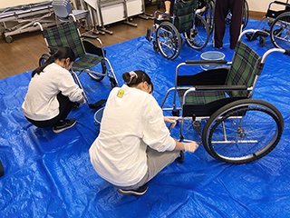車いす清掃の様子1