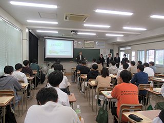 株式会社三五の皆さんと最初の話を聞いています