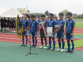 閉会式：優勝旗と優勝杯の授与