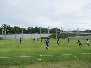 曇り空の下，試合前のアップです