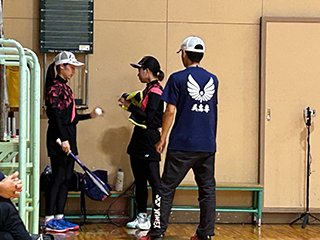 準々決勝にて、 学生コーチの宇川さんのアドバイスを聴く選手たち