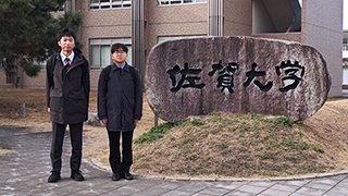 佐賀大学正門にて記念撮影