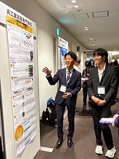 ポスター展示で 説明しているメンバーたち