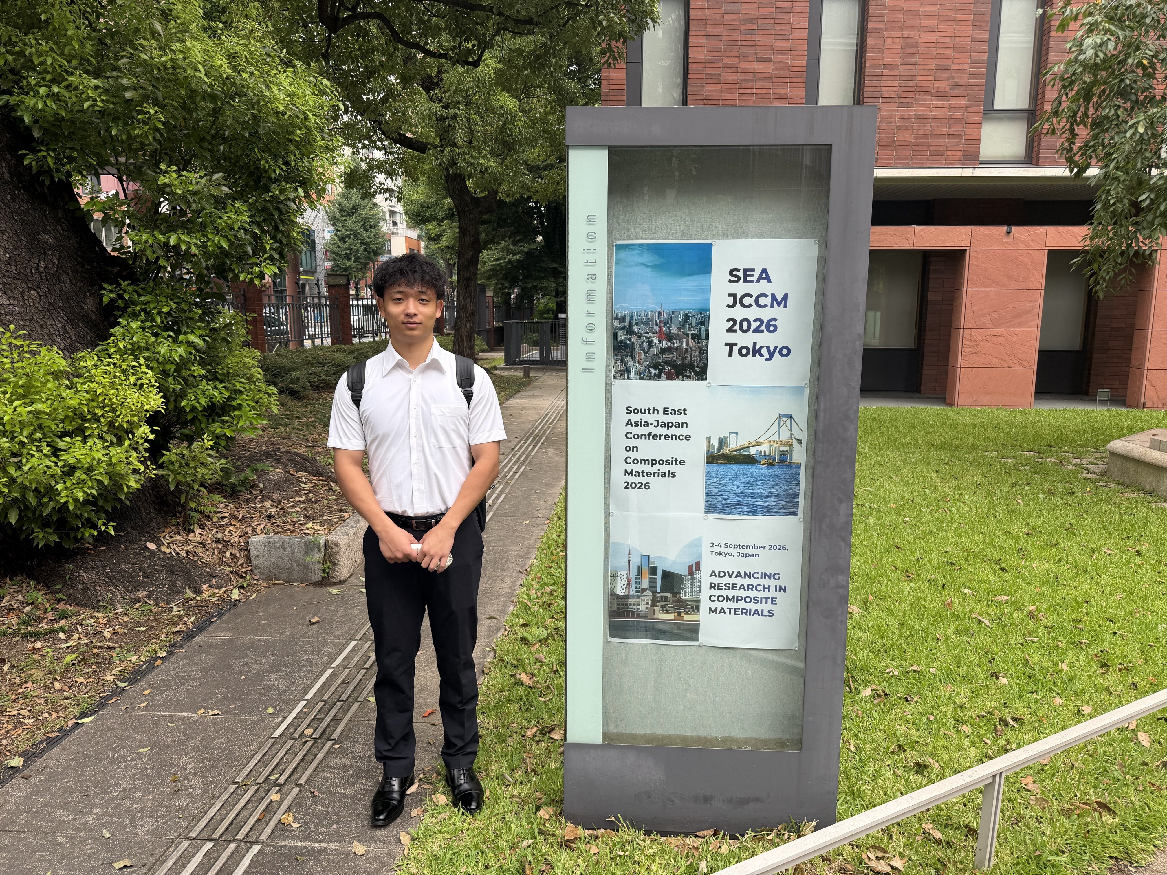 会場前での写真