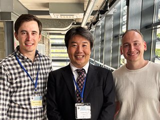 ポスター発表で交流を深めたウクライナの学生さんと記念写真