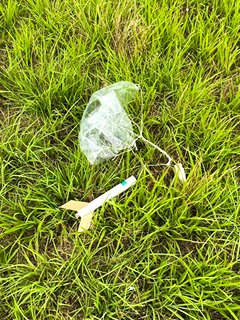 陸上競技場の芝の上に 落下したロケット
