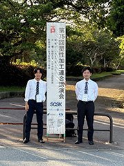 看板前での記念撮影（小島弘暉さんと浅井颯真さん）
