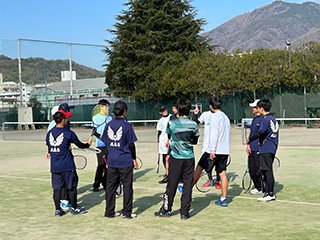 団体戦を前に作戦会議中の現役部員達