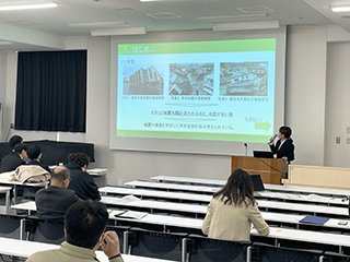 研究発表中の一コマ