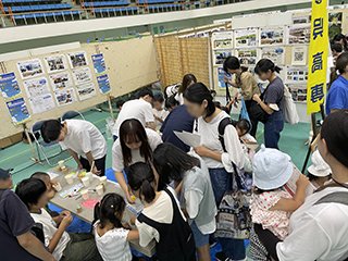 会場の様子 たくさんの子供たちに興味を持ってもらえたので、 待ち時間もできてしまうほどでした