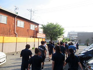 朝食前の散歩です