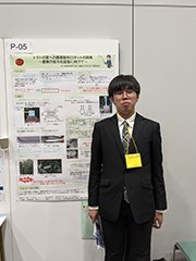 発表したポスターの前で