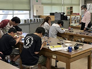 写真3　工作中（ハンダ付け）