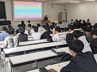 数学の勉強法について説明をされる赤池先生