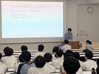 体験談を話す電気情報工学科5年 吉岡さん