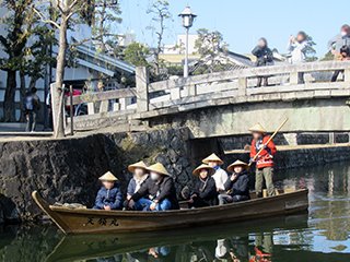 橋の下をくぐりました、後ろの3人が留学生です