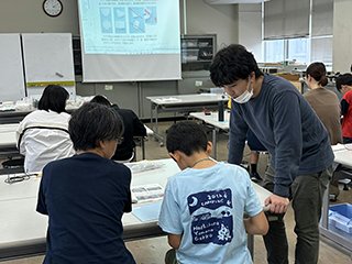 写真2 専攻科2年 兒島さん（右）の工作指導