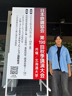看板前での記念撮影（浅井颯真さん）