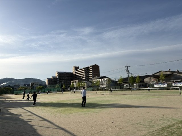 写真１：大会前に呉高専テニスコートで最終調整