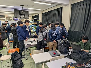技術力の詰まった基板に興味津々の部員