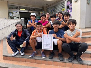 男子ベスト8のチーム記念写真