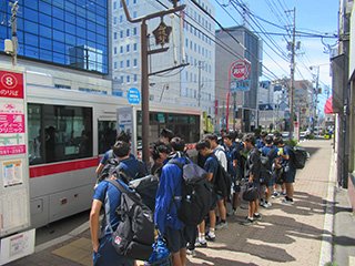 借り上げバスはなく，公共のバスを利用します