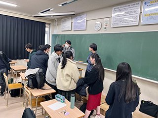 クラスメイトからの質問に応じる先輩方