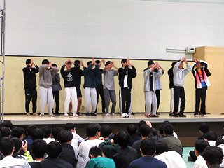 ４寮３階男子による歌とダンス