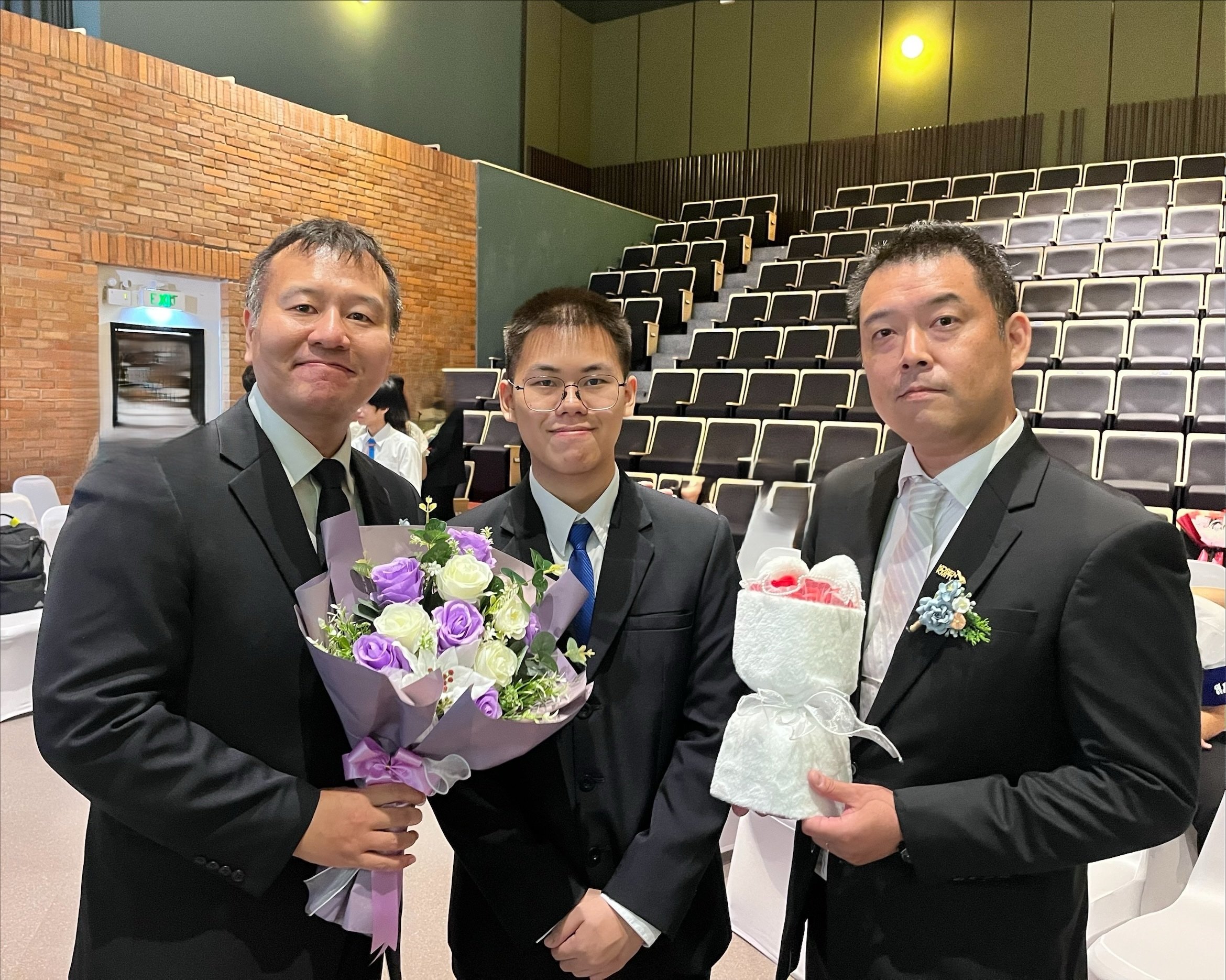 後期から呉高専に１年留学予定のＪくんと記念撮影（左は仙台高専・小林准教授）