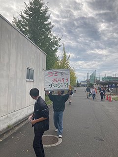 高専祭でごみ分別を呼びかける様子
