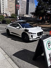 無人タクシー waymo