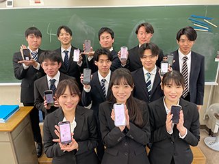 スマホのデジタル合格証と一緒に一枚。こちらは令和7年度新5年生の合格学生たち。おめでとう