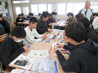 グループに分かれて作業の効率化を目指します