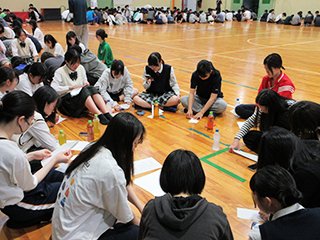 紙飛行機の試作 みんな真剣です