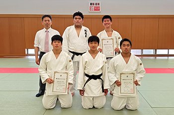 賞状をもって記念撮影