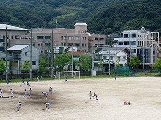 野球の試合後すぐに会場設営しています